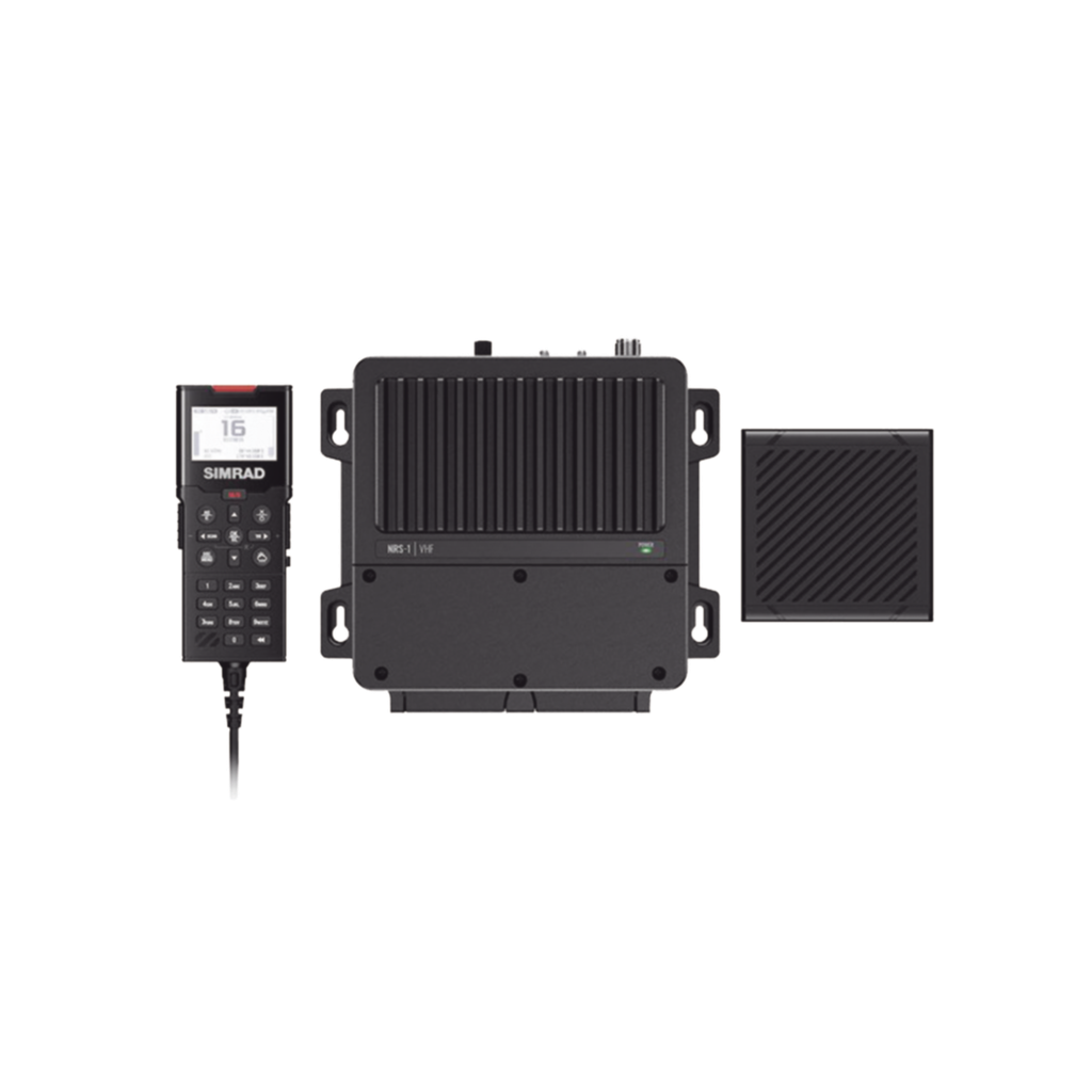 Radio Marina Simrad VHF / Homologación DSC Clase D / Microteléfonos 8 (4 Inalámbricos, 4 Cable) / Altavoces Externos 4 / Conectividad NMEA 0183 y NMEA 2000 / Receptor GPS Integrado / Función Track Buddy