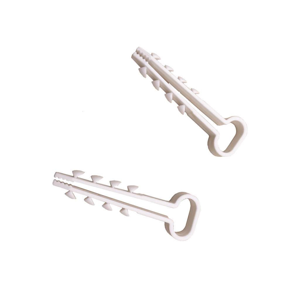 Bolsa con 100 clips sujetadores de plástico para cables de 6 a 12 mm. Ideales para instalaciones en pared, brindan sujeción firme y segura.
