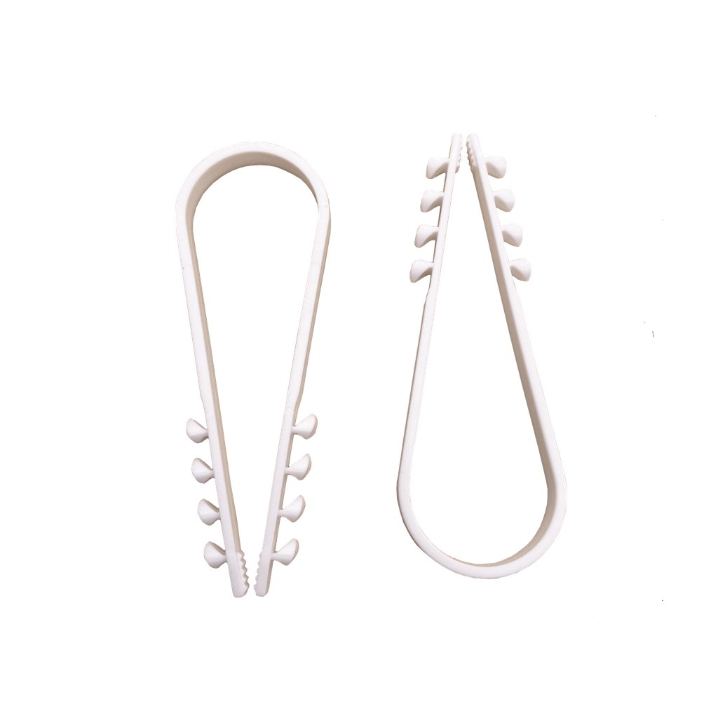 Bolsa con 100 clips sujetadores de plástico para cables de 19 a 25 mm. Ideales para instalaciones en pared, brindan sujeción firme y segura.